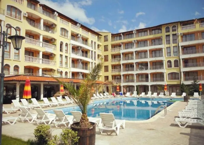 уютные с бассейном у моря в г. アパート サニービーチ